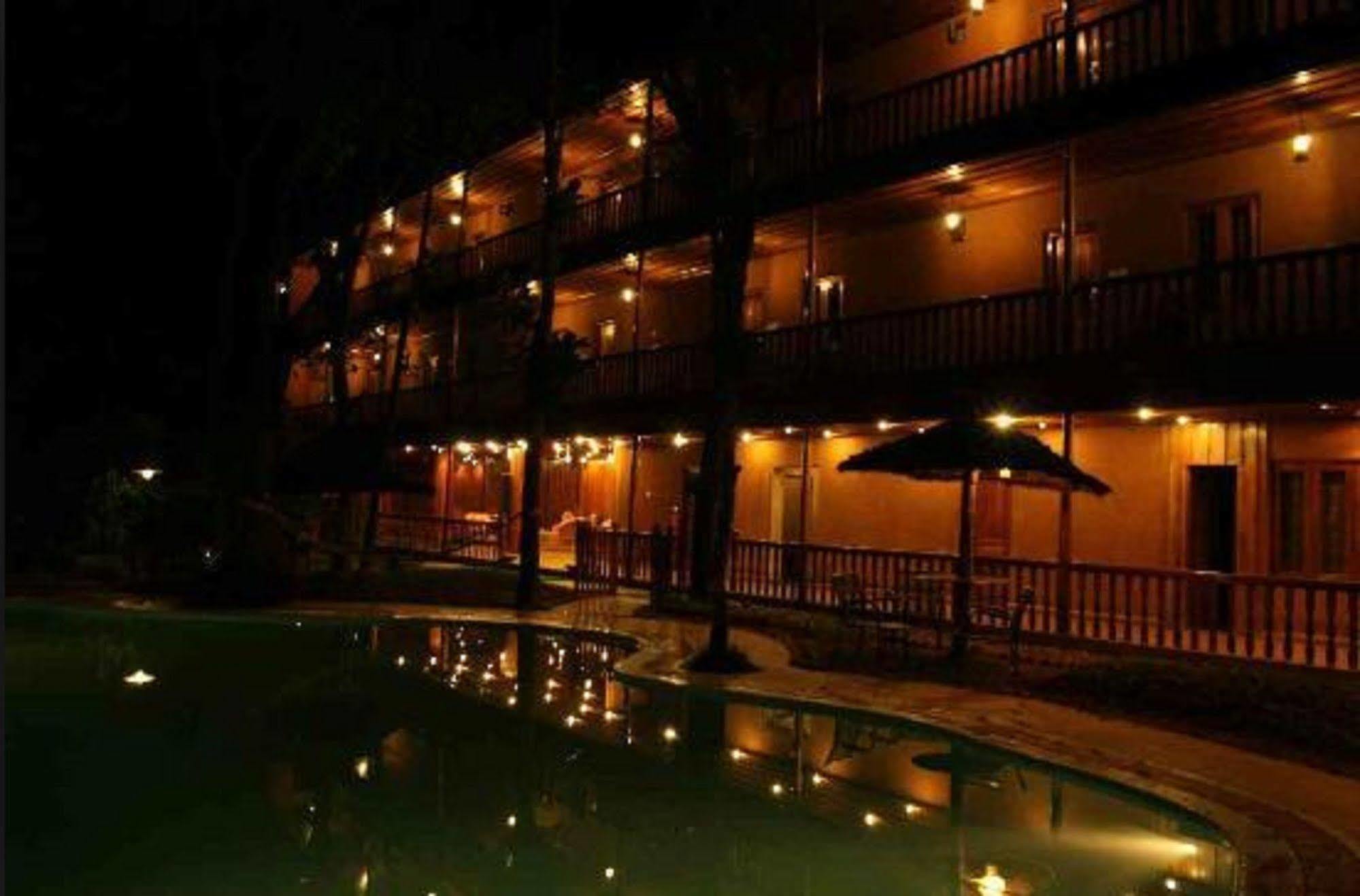 Woods N Spice - Thekkady Hotel Kumily Ngoại thất bức ảnh